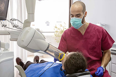 Οδοντιατρική κλινική Γλυφάδας ιατρός